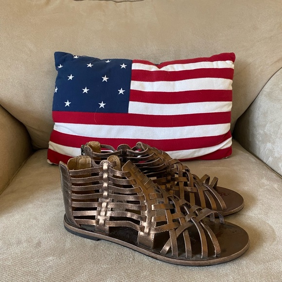 Tommy Bahama Shoes - Tommy Bahama women’s, woven leather sandals